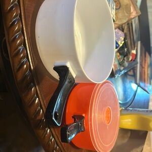 2 dishes and one has a lid